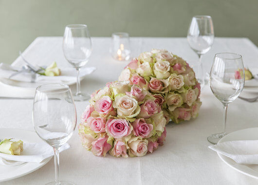 festbord pyntet med rosekuler i rosa og fersken